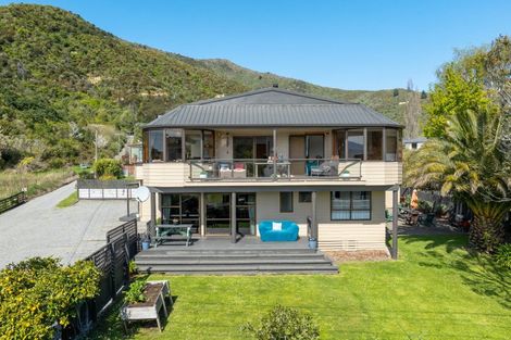 Photo of property in 318 Waikawa Road, Waikawa, Picton, 7220