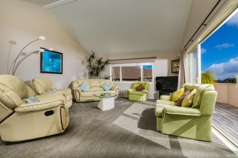Photo of property in 2 Kittiwake Drive, Schnapper Rock, Auckland, 0632