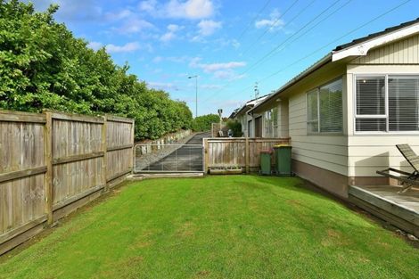 Photo of property in 3/100 Royal Road, Massey, Auckland, 0614