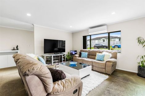Photo of property in 22 Gordon Stanley Drive, Massey, Auckland, 0614