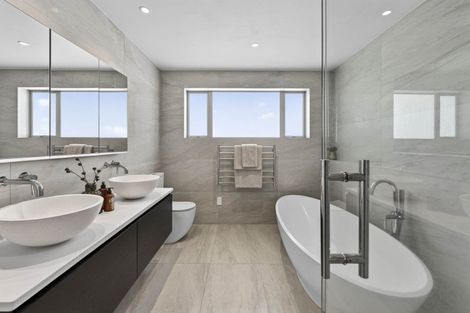 Photo of property in 7 Commodore Parry Road, Castor Bay, Auckland, 0620