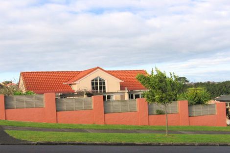 Photo of property in 1/59 Ribbonwood Crescent, Goodwood Heights, Auckland, 2105