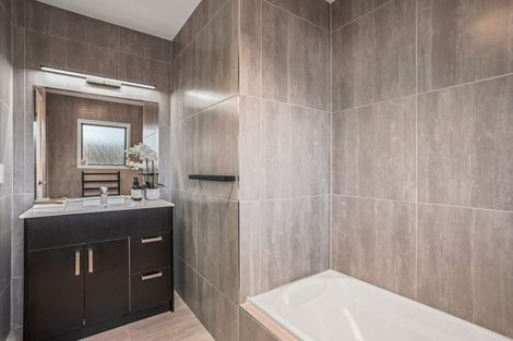 Photo of property in 7 Mahuta Grove, Northcote, Auckland, 0627