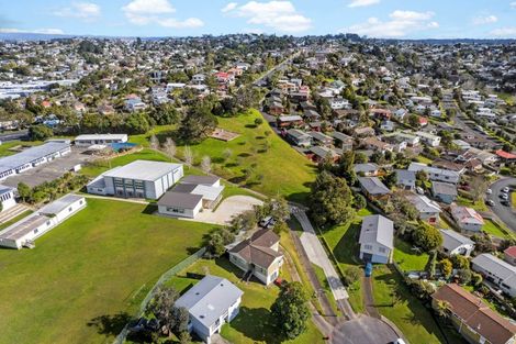 Photo of property in 32 Tawavale Crescent, Totara Vale, Auckland, 0629