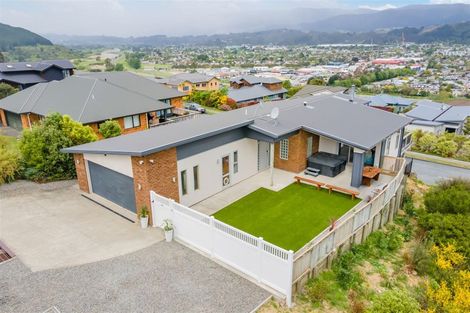 Photo of property in 15 James Nairn Grove, Riverstone Terraces, Upper Hutt, 5018