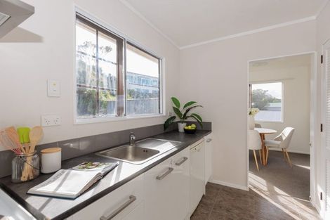 Photo of property in 15 Somes Crescent, Newlands, Wellington, 6037