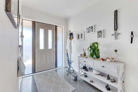 Photo of property in 2/502 Devon Street East, Strandon, New Plymouth, 4312