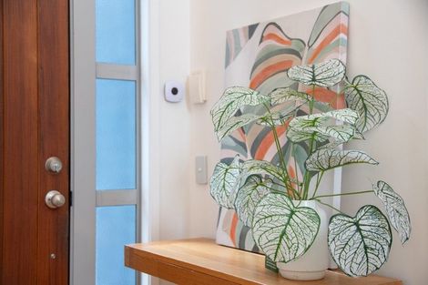 Photo of property in 9 Springwater Vale, Unsworth Heights, Auckland, 0632