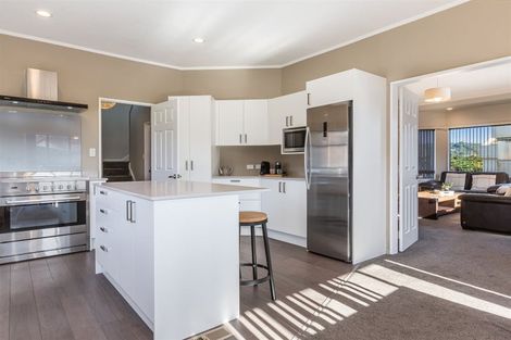 Photo of property in 2 Saunders Close, Whitby, Porirua, 5024