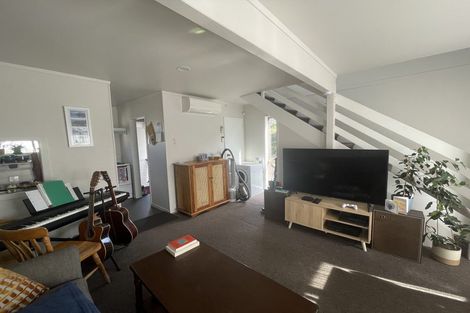 Photo of property in 1/133 Queens Drive, Lyall Bay, Wellington, 6022