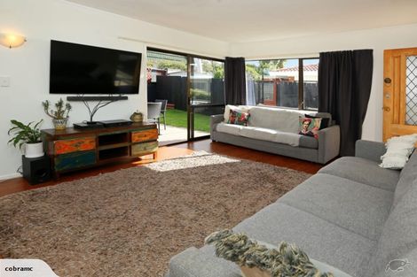 Photo of property in 3/98 Roberts Road, Te Atatu South, Auckland, 0610