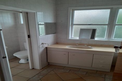 Photo of property in 35 Holland Road, Hillcrest, Auckland, 0627