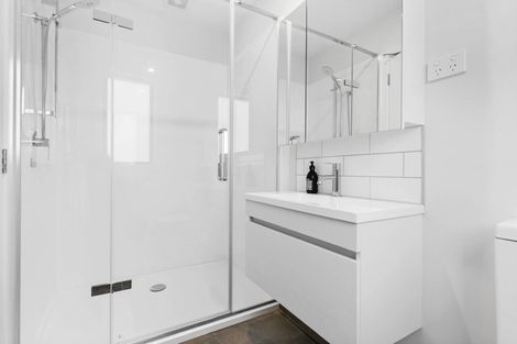 Photo of property in 2/35 Garadice Road, Rothesay Bay, Auckland, 0630