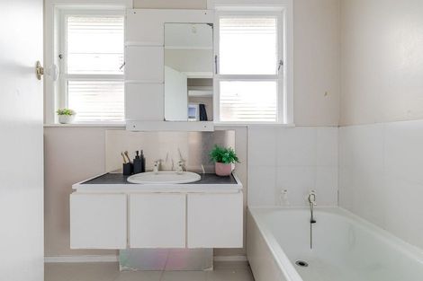 Photo of property in 10 Stoke Place, Awapuni, Palmerston North, 4412