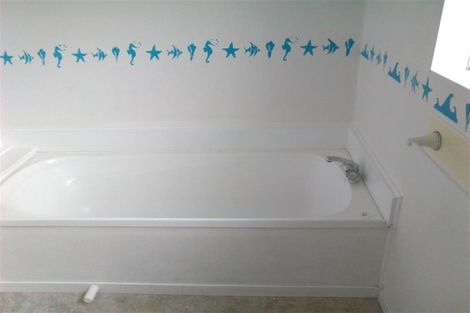 Photo of property in 2/2 Rook Place, Unsworth Heights, Auckland, 0632