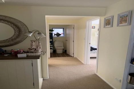 Photo of property in 4 Easton Park Parade, Glenfield, Auckland, 0629