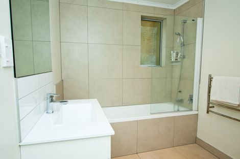 Photo of property in 118a Sunset Road, Unsworth Heights, Auckland, 0632