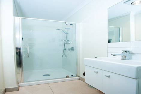 Photo of property in 118a Sunset Road, Unsworth Heights, Auckland, 0632