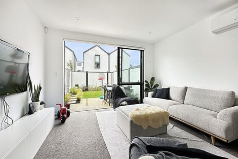 Photo of property in 30 Cessna Crescent, Mangere, Auckland, 2022
