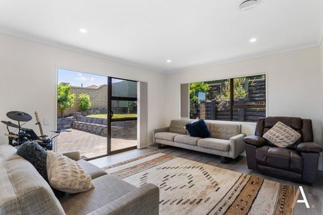 Photo of property in 4 Kingsclere Place, Goodwood Heights, Auckland, 2105