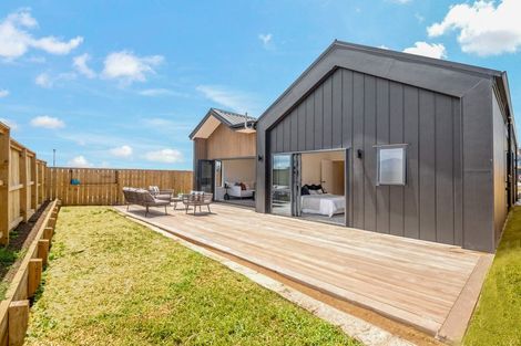 Photo of property in 14 Whata Street, Clarks Beach, 2122