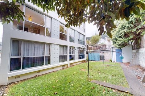 Photo of property in Victoria Court, 4u7 Queen Street, Mount Victoria, Wellington, 6011