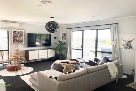 Photo of property in 8 Forsythe Place, Massey, Auckland, 0614