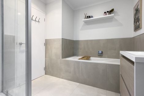 Photo of property in 70 Manutewhau Road, Massey, Auckland, 0614