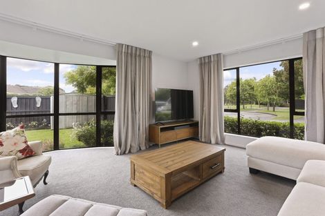 Photo of property in 10 Pyatt Place, Redwood, Christchurch, 8051