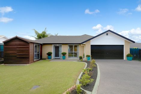 Photo of property in 28 Heversham Place, Glendene, Auckland, 0602