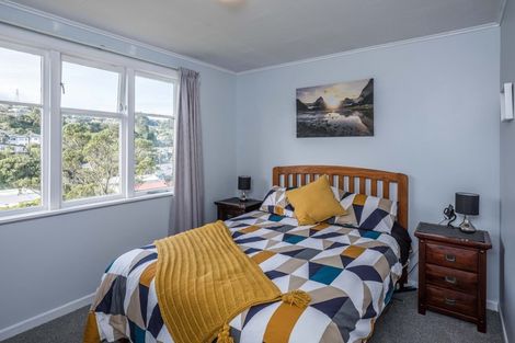 Photo of property in 123 Newlands Road, Newlands, Wellington, 6037