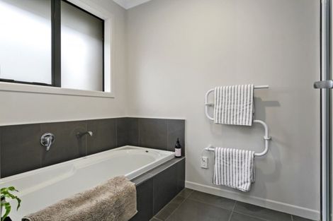 Photo of property in 33 Norfolk Drive, Cambridge, 3434