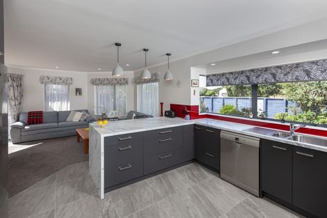 Photo of property in 68 Guildford Drive, Paraparaumu, 5032