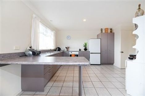 Photo of property in 17 Lasque Place, Glen Eden, Auckland, 0602