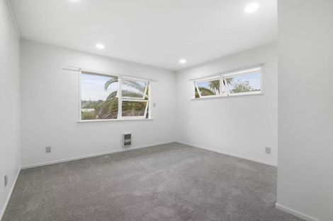 Photo of property in 33 Claverdon Drive, Massey, Auckland, 0614