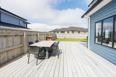 Photo of property in 31 Boeing Way, Newlands, Wellington, 6037