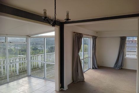 Photo of property in 32 Castle Crescent, Stokes Valley, Lower Hutt, 5019