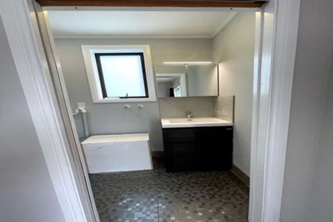 Photo of property in 21 Queen Mary Avenue, New Lynn, Auckland, 0600