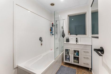 Photo of property in 2 Katrina Place, Massey, Auckland, 0614