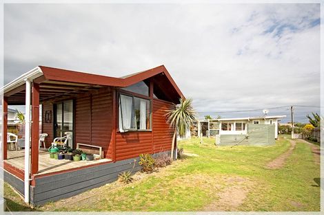 Photo of property in 17 Andresen Street, Foxton Beach, Foxton, 4815