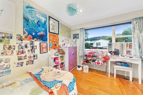 Photo of property in 15 Lane Crescent, Tawa, Wellington, 5028