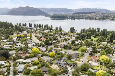 Photo of property in 6 Heuchan Lane, Wanaka, 9305