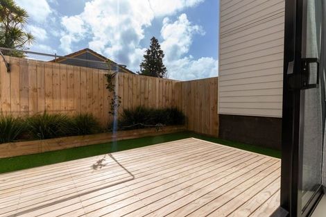 Photo of property in 2/535 Swanson Road, Ranui, Auckland, 0612