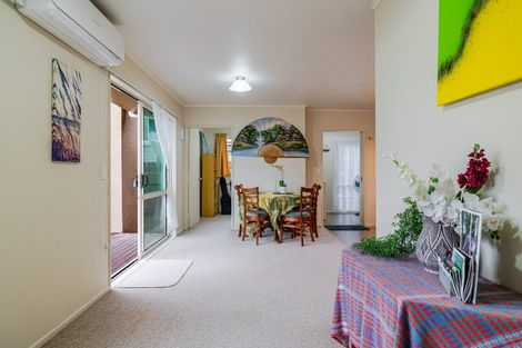 Photo of property in 86 Wikiriwhi Crescent, Awapuni, Palmerston North, 4412