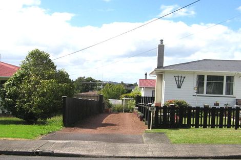 Photo of property in 32 Neil Avenue, Te Atatu Peninsula, Auckland, 0610