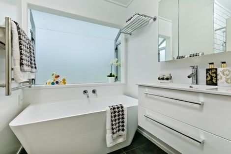 Photo of property in 18 Hellyers Street, Birkdale, Auckland, 0626