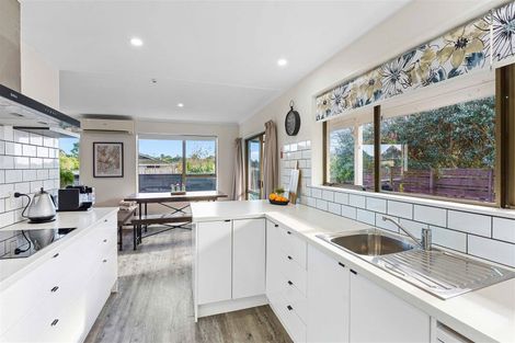 Photo of property in 34 Rewarewa Crescent, Waikanae, 5036