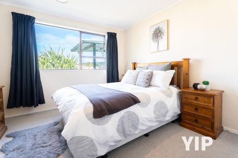 Photo of property in 20 Lyndfield Lane, Newlands, Wellington, 6037