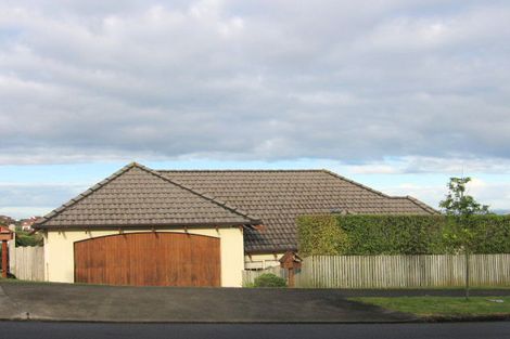 Photo of property in 2/49 Ribbonwood Crescent, Goodwood Heights, Auckland, 2105