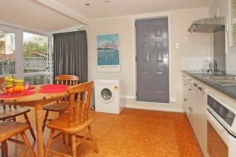 Photo of property in 18 Moffitt Street, Vogeltown, Wellington, 6021